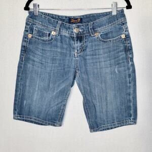 Seven Bermuda Low Rise Shorts Size 28 Light Wash